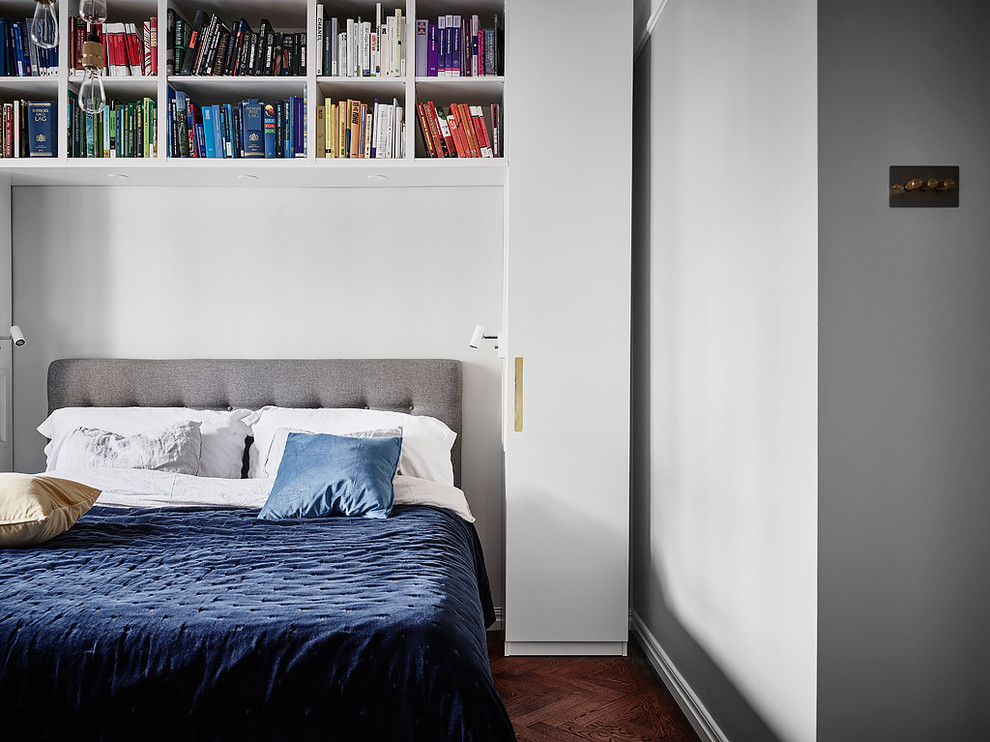 Idéer för ett skandinaviskt sovrum, med vita väggar och mörkt trägolv