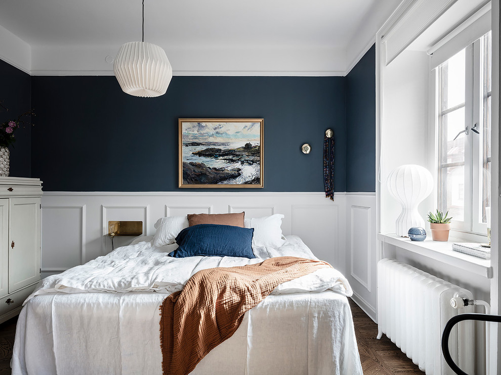 Idée de décoration pour une petite chambre parentale nordique avec un mur bleu.