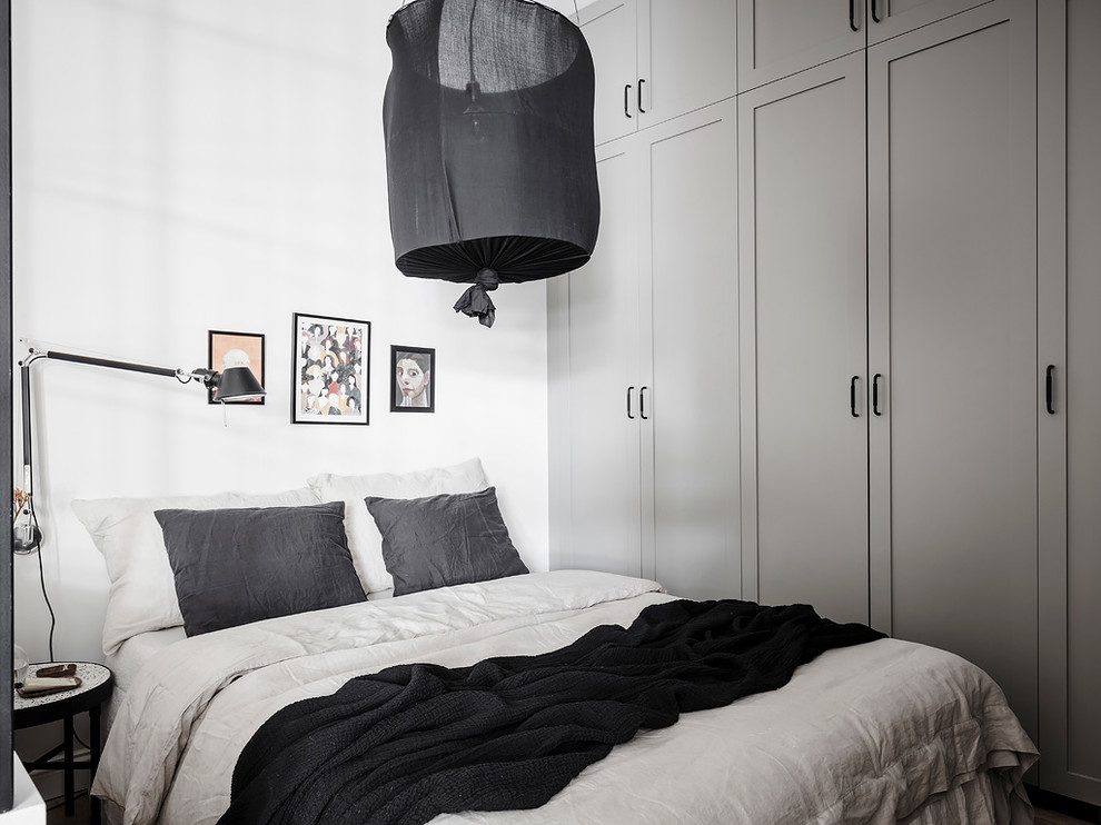 Foto på ett litet skandinaviskt gästrum, med vita väggar