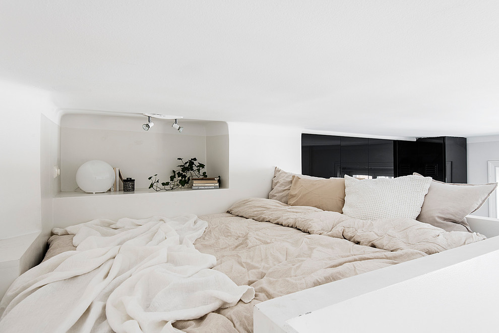 Aménagement d'une petite chambre mansardée ou avec mezzanine scandinave avec un mur blanc, parquet clair et aucune cheminée.