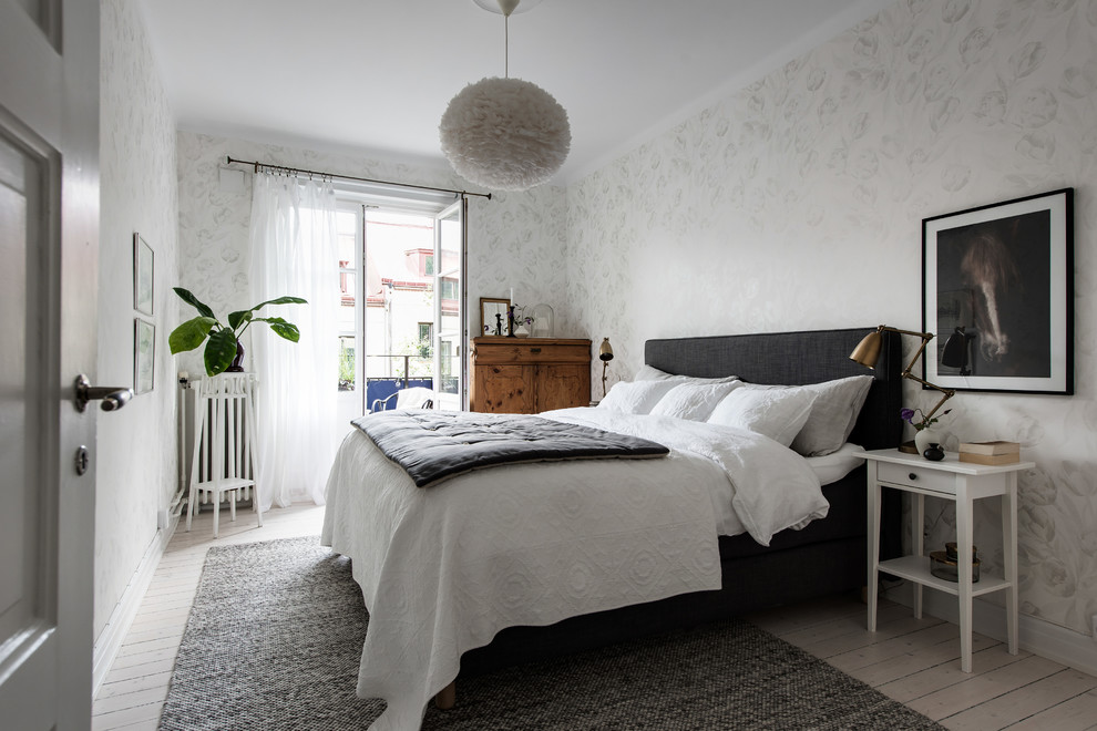 ヨーテボリにある北欧スタイルのおしゃれな主寝室 (白い壁、淡色無垢フローリング、ベージュの床) のレイアウト