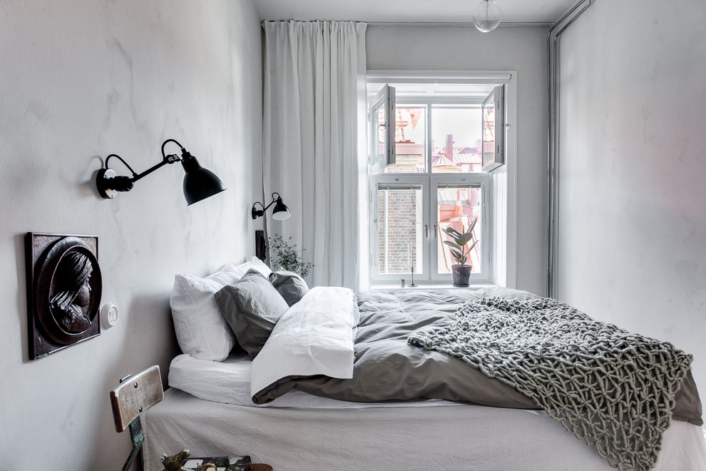 Modelo de dormitorio principal escandinavo grande sin chimenea con paredes grises