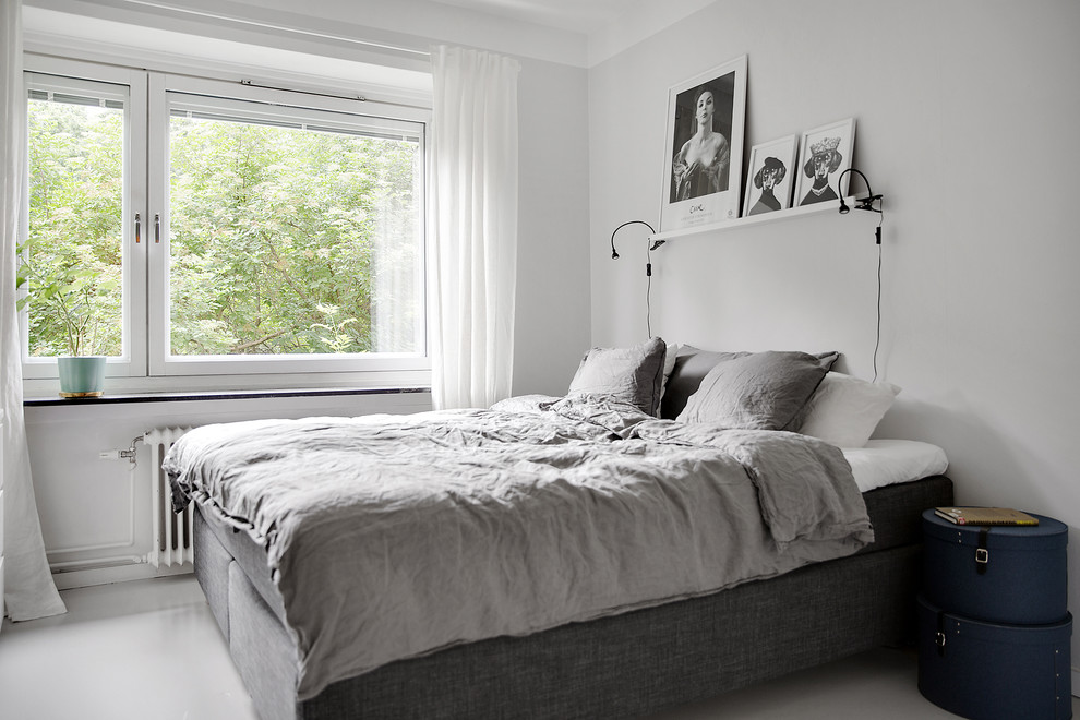 Foto di una camera da letto nordica con pareti grigie e pavimento bianco
