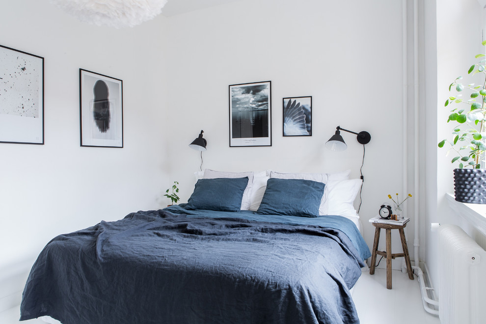 Skandinavisches Schlafzimmer mit weißer Wandfarbe und weißem Boden in Göteborg
