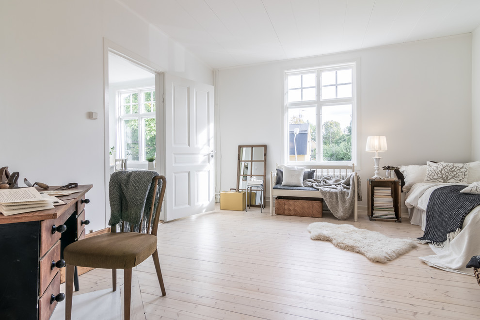 Inspiration för ett mellanstort minimalistiskt sovrum, med vita väggar och ljust trägolv