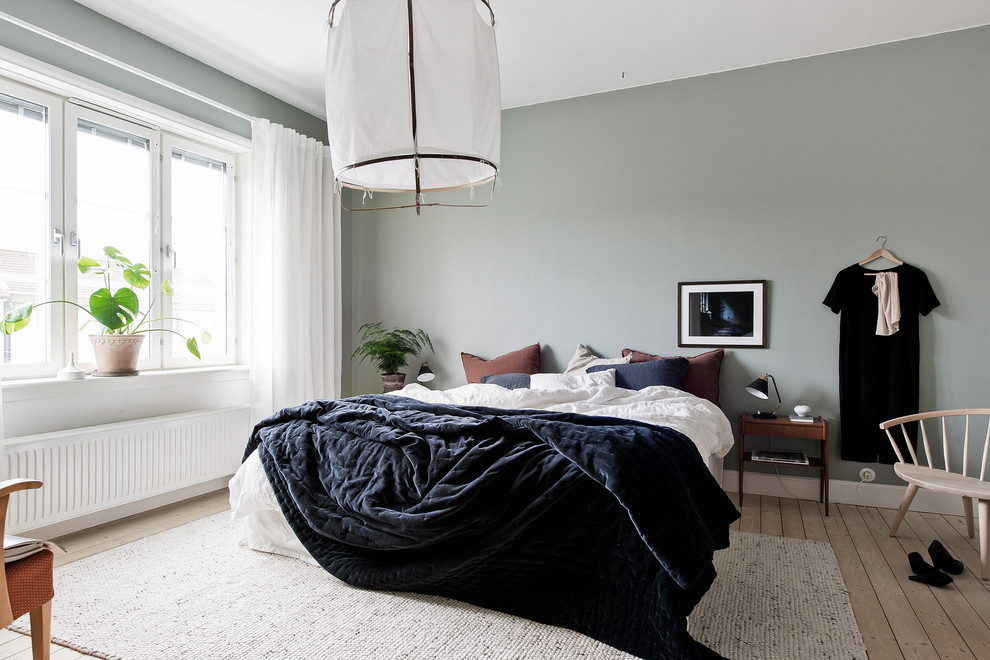 Пример оригинального дизайна: хозяйская спальня среднего размера в скандинавском стиле с серыми стенами и светлым паркетным полом