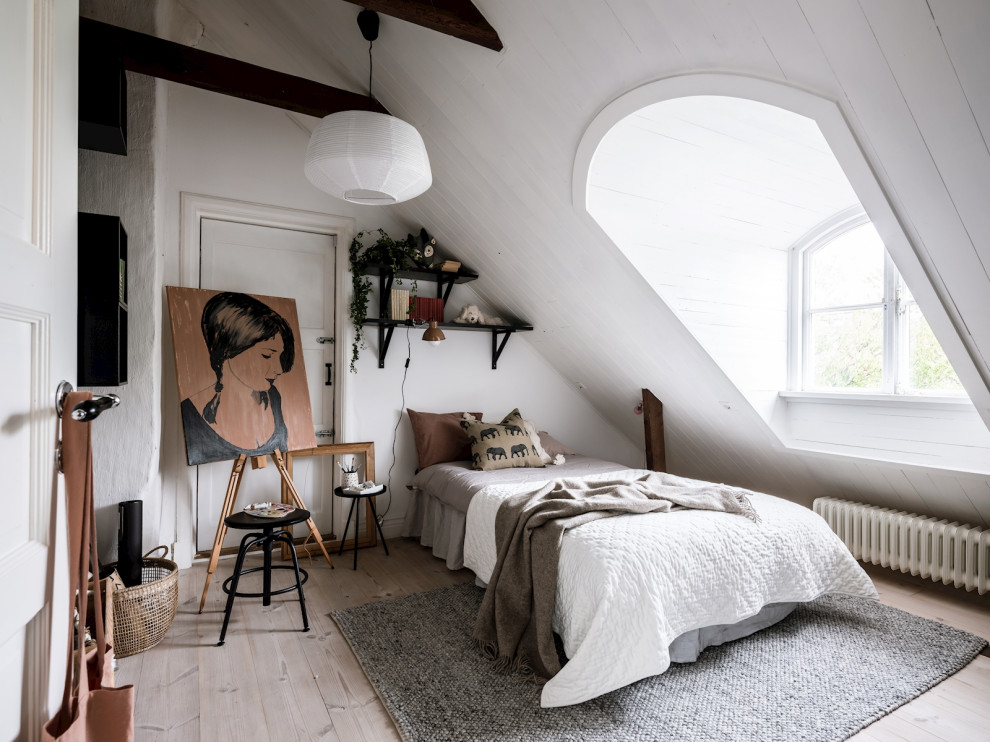 Cette photo montre une chambre scandinave avec un mur blanc, parquet clair, un sol beige, un plafond en lambris de bois et un plafond voûté.