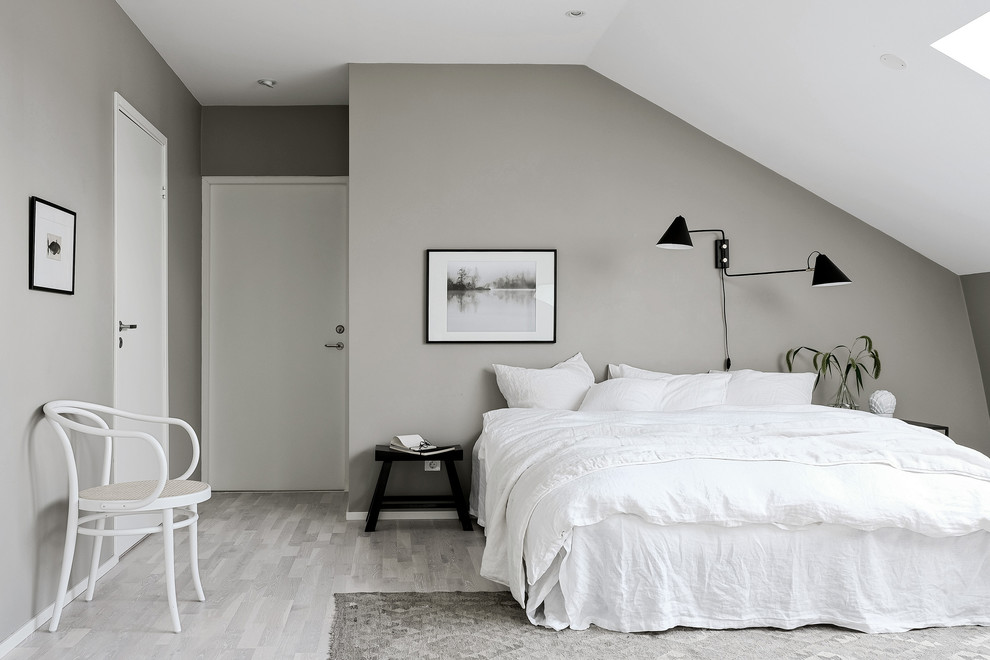Ispirazione per una camera da letto nordica di medie dimensioni con pareti grigie
