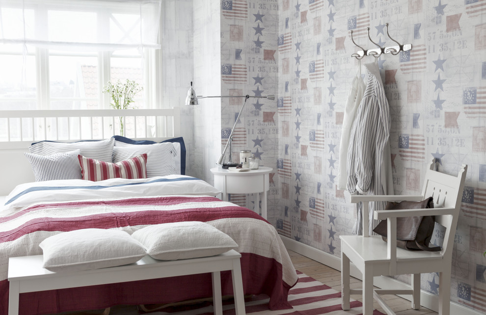 Imagen de dormitorio principal marinero grande sin chimenea con paredes multicolor y suelo de madera clara