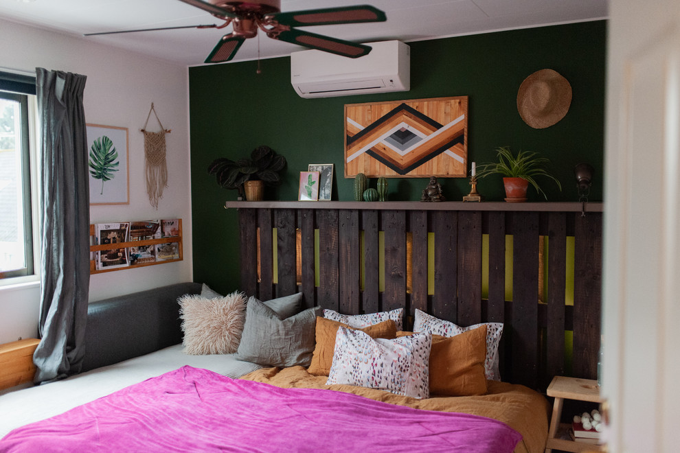 На фото: маленькая спальня в стиле фьюжн с зелеными стенами и паркетным полом среднего тона для на участке и в саду