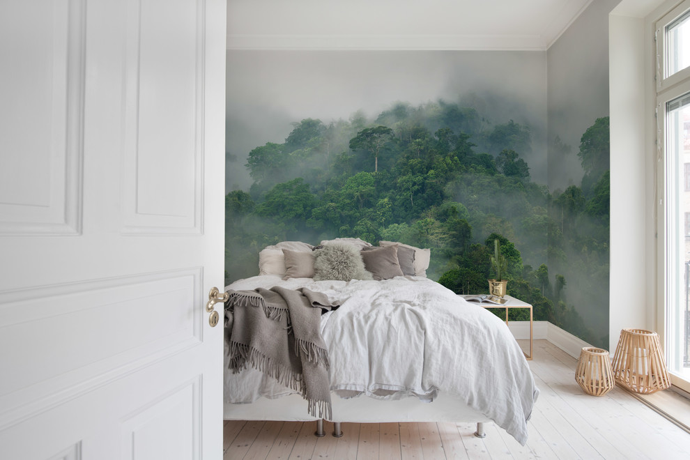Modelo de dormitorio exótico con paredes verdes, suelo de madera pintada y suelo blanco