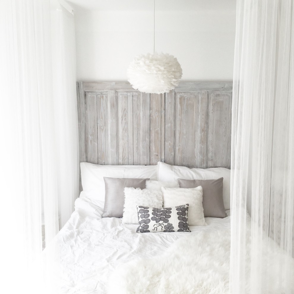 Imagen de dormitorio principal y gris y blanco campestre pequeño sin chimenea con paredes blancas