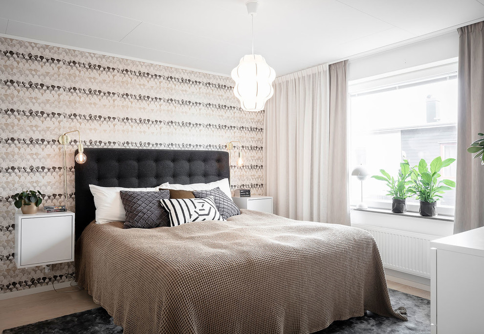 На фото: спальня в скандинавском стиле с белыми стенами, светлым паркетным полом и бежевым полом