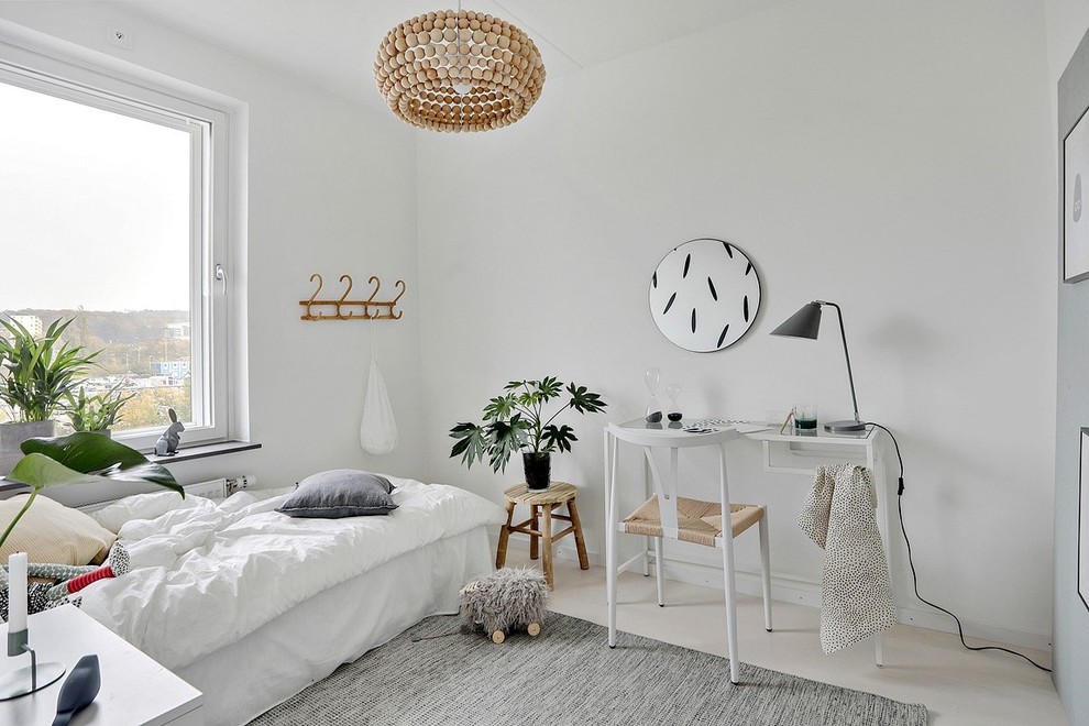 Idée de décoration pour une chambre nordique avec un mur blanc et un sol beige.