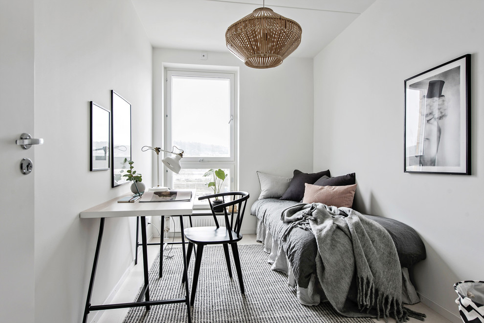 ヨーテボリにある小さな北欧スタイルのおしゃれな客用寝室 (白い壁、暖炉なし、グレーと黒)