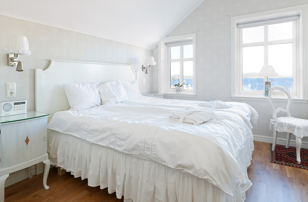 ストックホルムにある中くらいなシャビーシック調のおしゃれな主寝室 (白い壁、無垢フローリング、暖炉なし)