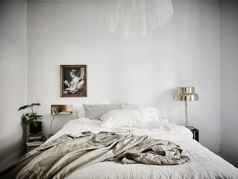 На фото: спальня в скандинавском стиле с