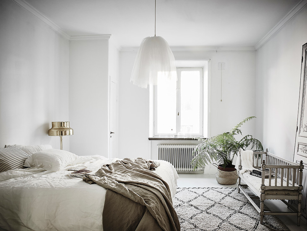 Mittelgroßes Skandinavisches Hauptschlafzimmer ohne Kamin mit weißer Wandfarbe in Göteborg