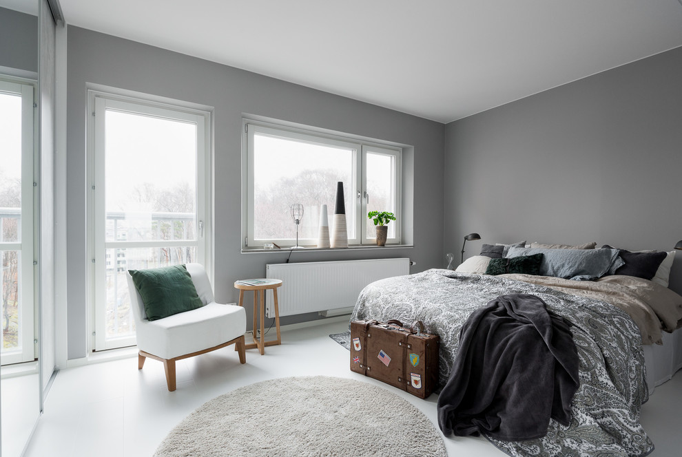 Идея дизайна: большая хозяйская спальня в скандинавском стиле с серыми стенами и светлым паркетным полом без камина