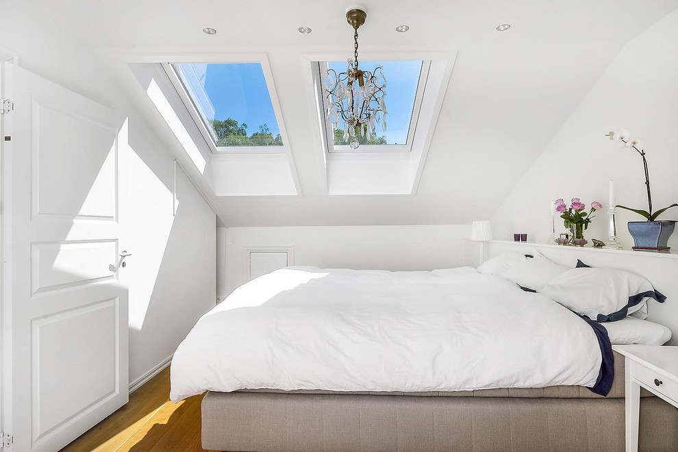 Diseño de habitación de invitados nórdica de tamaño medio sin chimenea con paredes blancas y suelo de madera clara