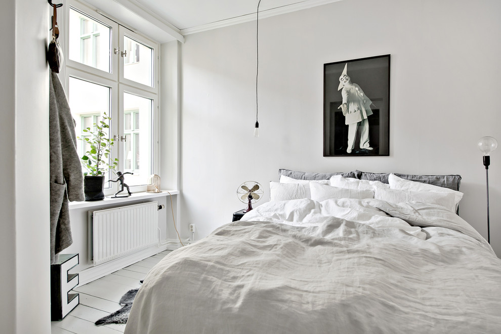 Inspiration för ett litet skandinaviskt sovrum, med vita väggar, målat trägolv och vitt golv