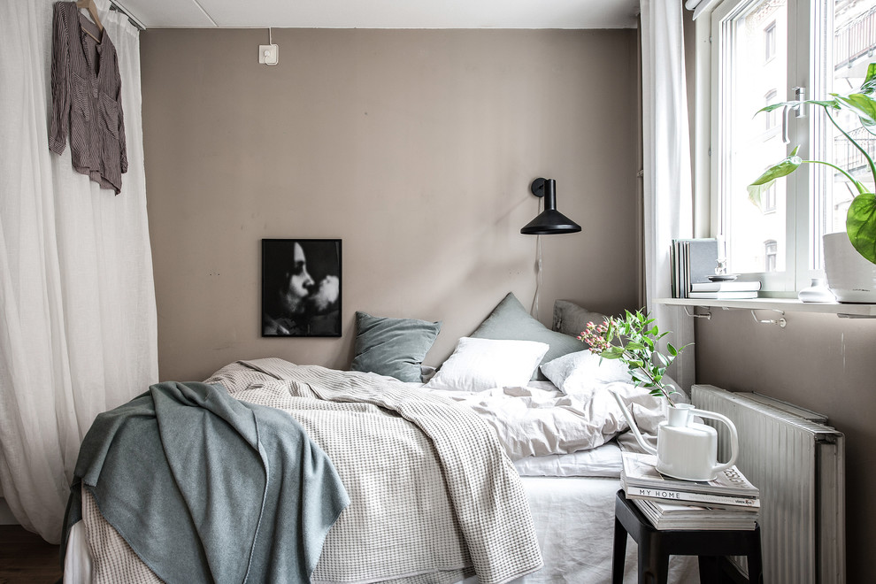 ヨーテボリにある小さな北欧スタイルのおしゃれな寝室 (茶色い壁) のインテリア