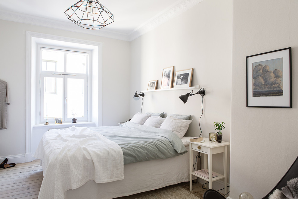 ヨーテボリにある中くらいな北欧スタイルのおしゃれな主寝室 (白い壁、淡色無垢フローリング、暖炉なし) のレイアウト