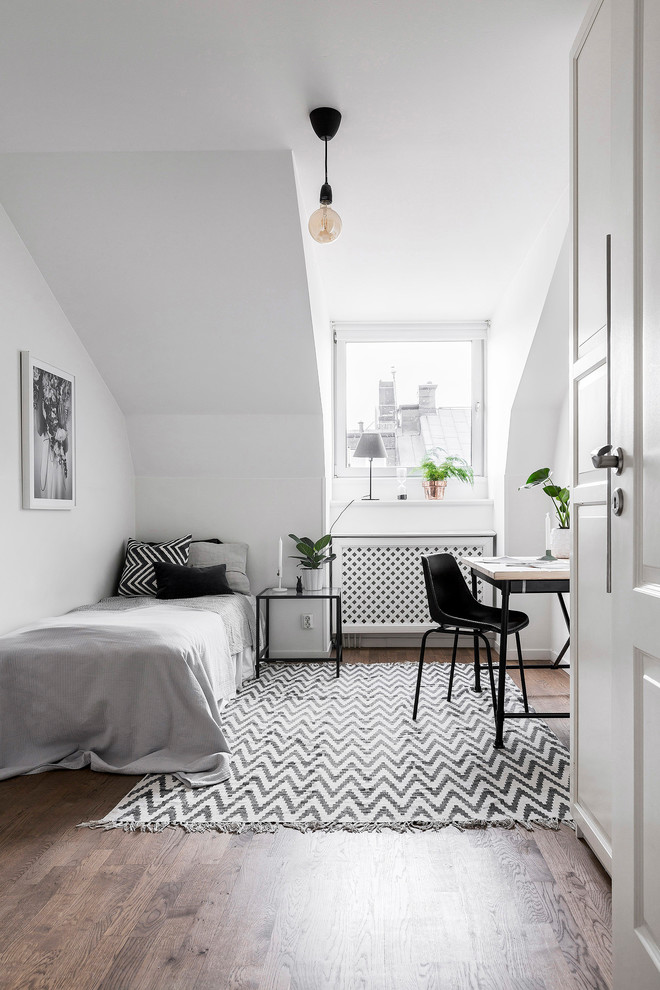 Пример оригинального дизайна: гостевая спальня (комната для гостей) в скандинавском стиле с белыми стенами, паркетным полом среднего тона и коричневым полом