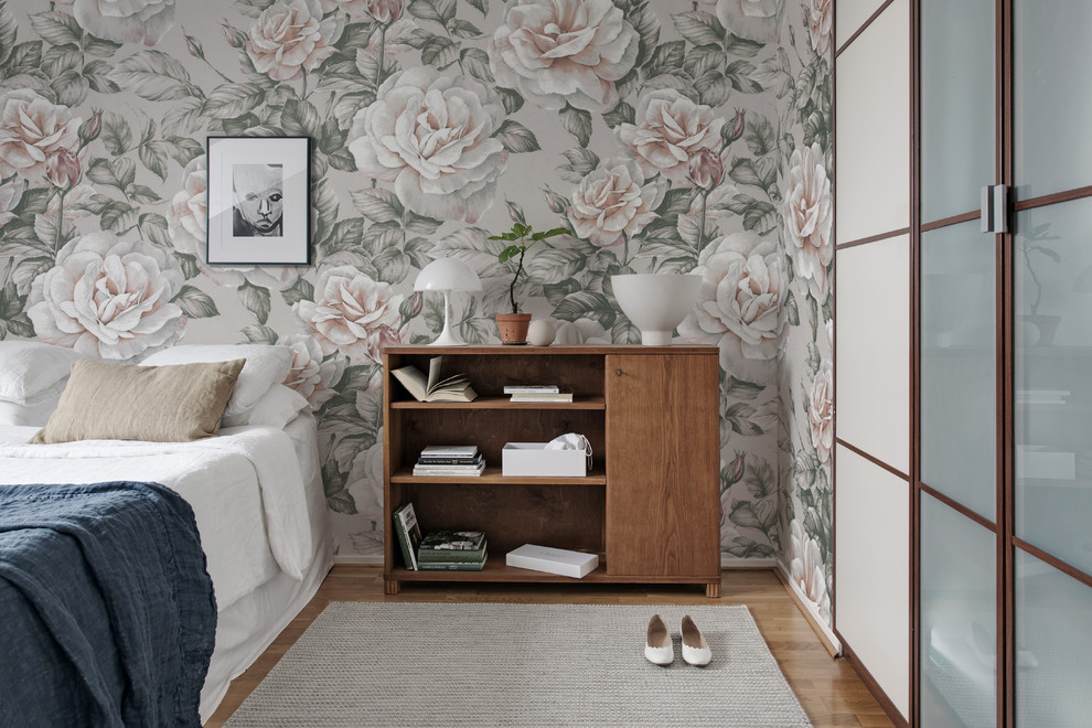 Immagine di una camera da letto nordica con pareti beige