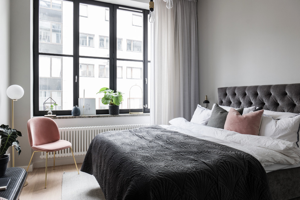 Mittelgroßes Modernes Schlafzimmer mit weißer Wandfarbe, hellem Holzboden und beigem Boden in Stockholm
