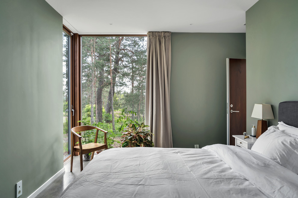 Immagine di una camera da letto nordica con pareti verdi