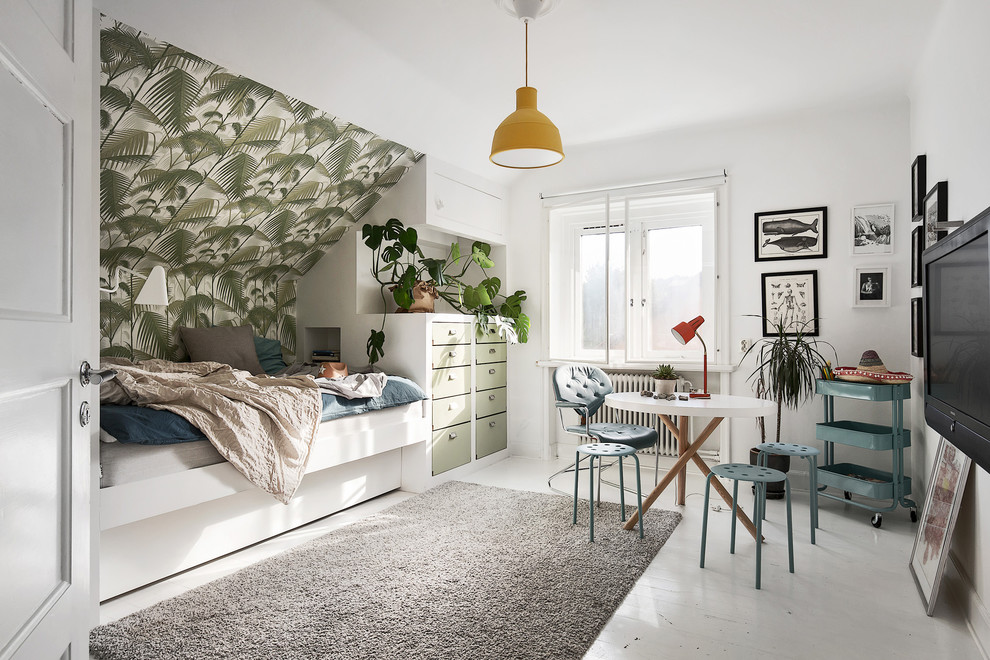 Источник вдохновения для домашнего уюта: гостевая спальня среднего размера, (комната для гостей) в скандинавском стиле с белыми стенами, деревянным полом и телевизором без камина