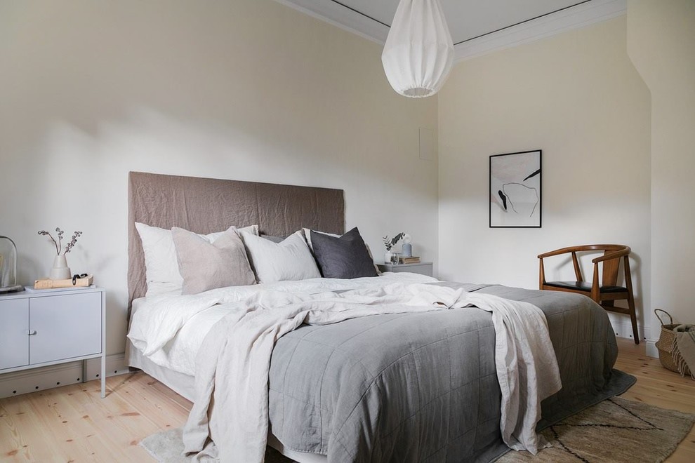 На фото: спальня в скандинавском стиле с бежевыми стенами, светлым паркетным полом и бежевым полом