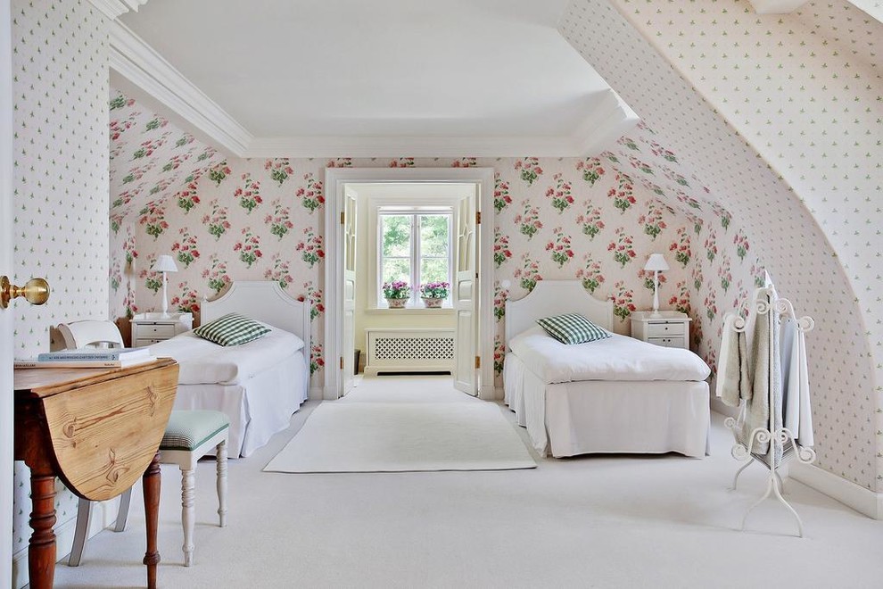 Großes Landhaus Gästezimmer mit rosa Wandfarbe und Teppichboden in Stockholm