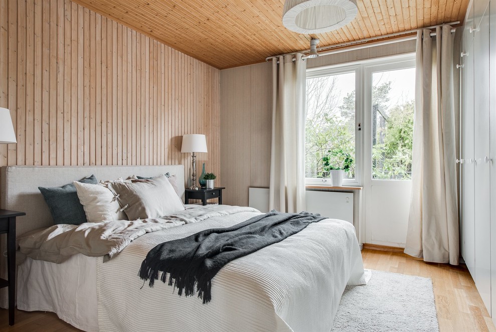 Esempio di una camera matrimoniale scandinava di medie dimensioni con pareti beige, nessun camino, parquet chiaro e pavimento beige
