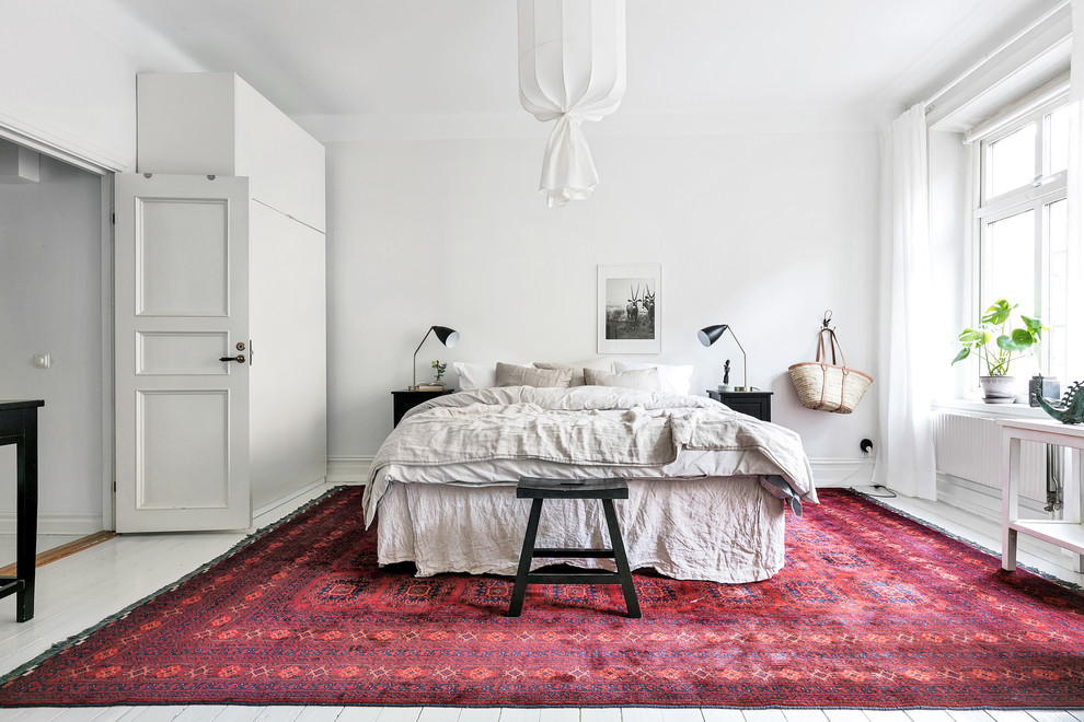 Großes Skandinavisches Hauptschlafzimmer ohne Kamin mit weißer Wandfarbe, gebeiztem Holzboden und weißem Boden in Göteborg