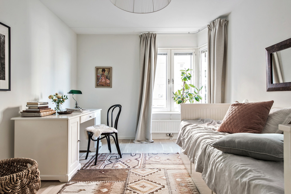 Inspiration för ett minimalistiskt sovrum, med vita väggar, ljust trägolv och beiget golv