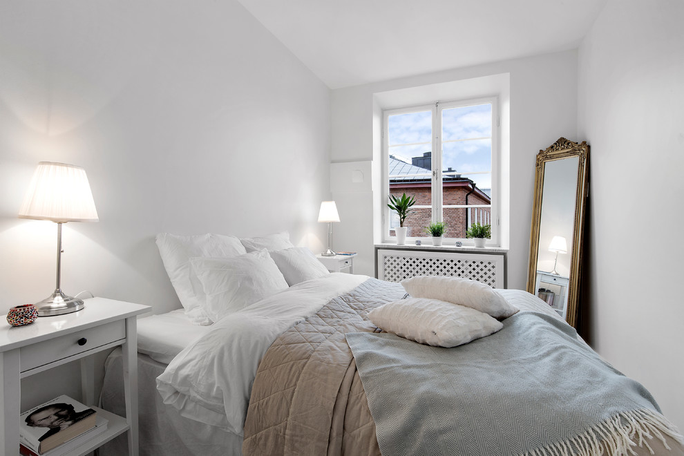 Diseño de dormitorio principal escandinavo pequeño con paredes blancas