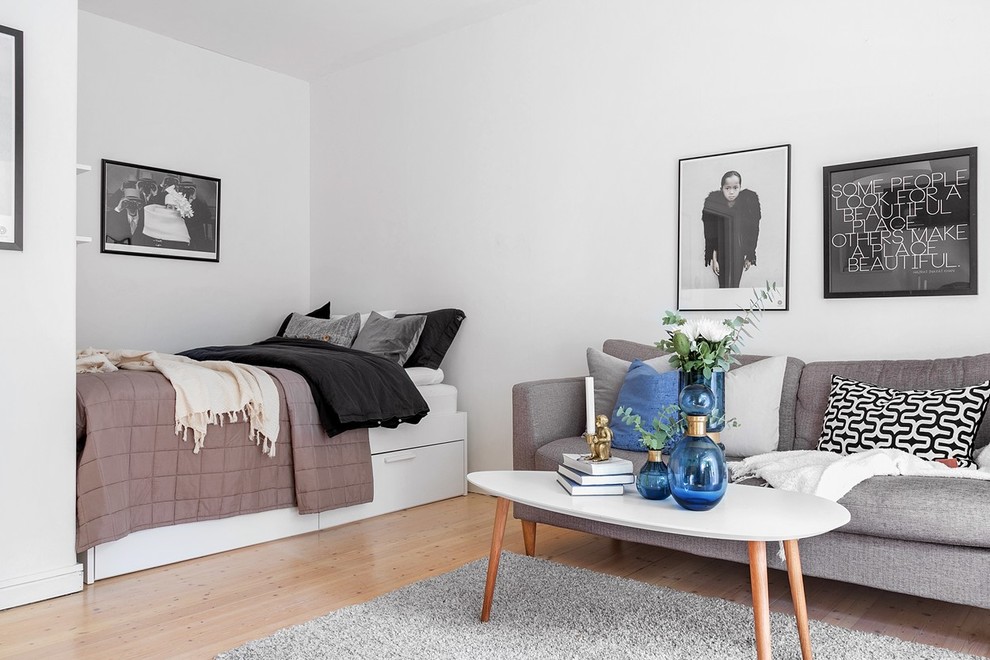 ヨーテボリにある小さな北欧スタイルのおしゃれな寝室 (白い壁、無垢フローリング、茶色い床、グレーとブラウン)