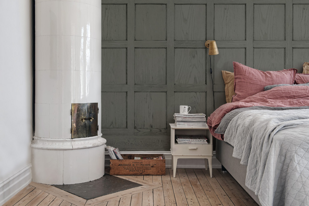 Свежая идея для дизайна: спальня в стиле модернизм с угловым камином - отличное фото интерьера