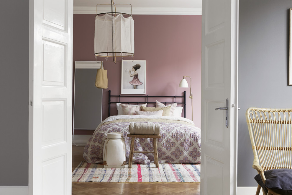 ヨーテボリにある中くらいなトランジショナルスタイルのおしゃれな主寝室 (紫の壁、淡色無垢フローリング、暖炉なし)