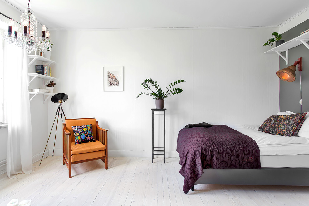 Источник вдохновения для домашнего уюта: хозяйская спальня среднего размера в скандинавском стиле с белыми стенами и деревянным полом без камина