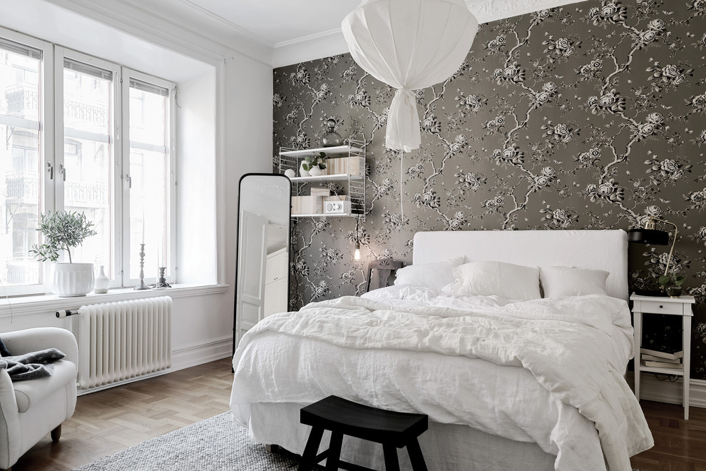 Ejemplo de dormitorio principal escandinavo de tamaño medio con paredes marrones, suelo de madera en tonos medios y suelo marrón