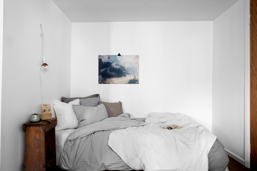 Bild på ett litet minimalistiskt huvudsovrum, med vita väggar