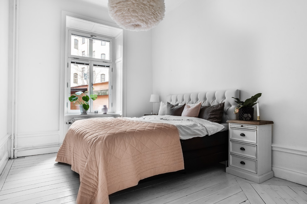 Идея дизайна: хозяйская спальня среднего размера в скандинавском стиле с белыми стенами, деревянным полом и серым полом