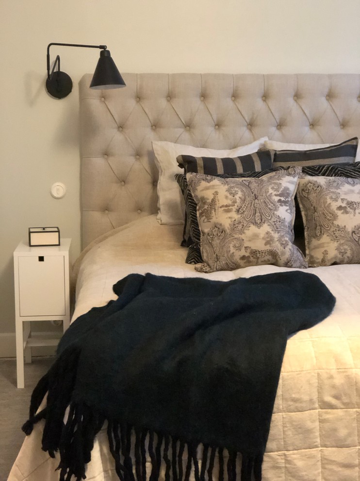 На фото: маленькая гостевая спальня (комната для гостей) в классическом стиле с бежевыми стенами и полом из керамической плитки для на участке и в саду