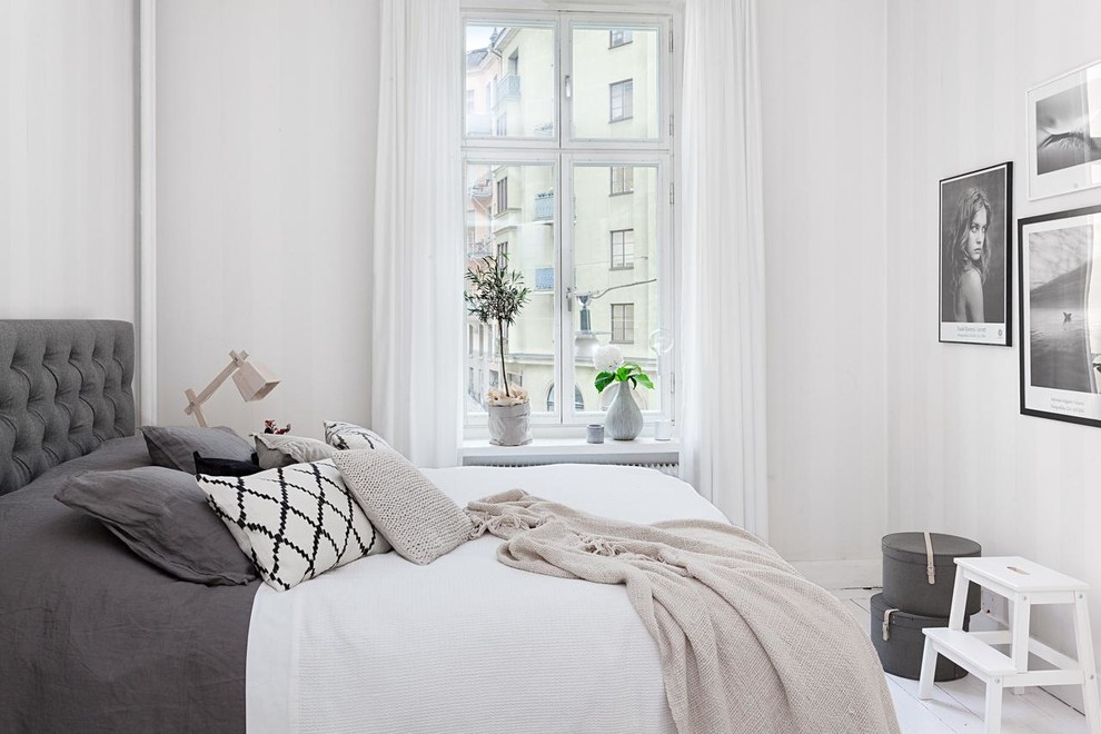 Exemple d'une petite chambre parentale grise et blanche scandinave avec un mur beige et parquet peint.