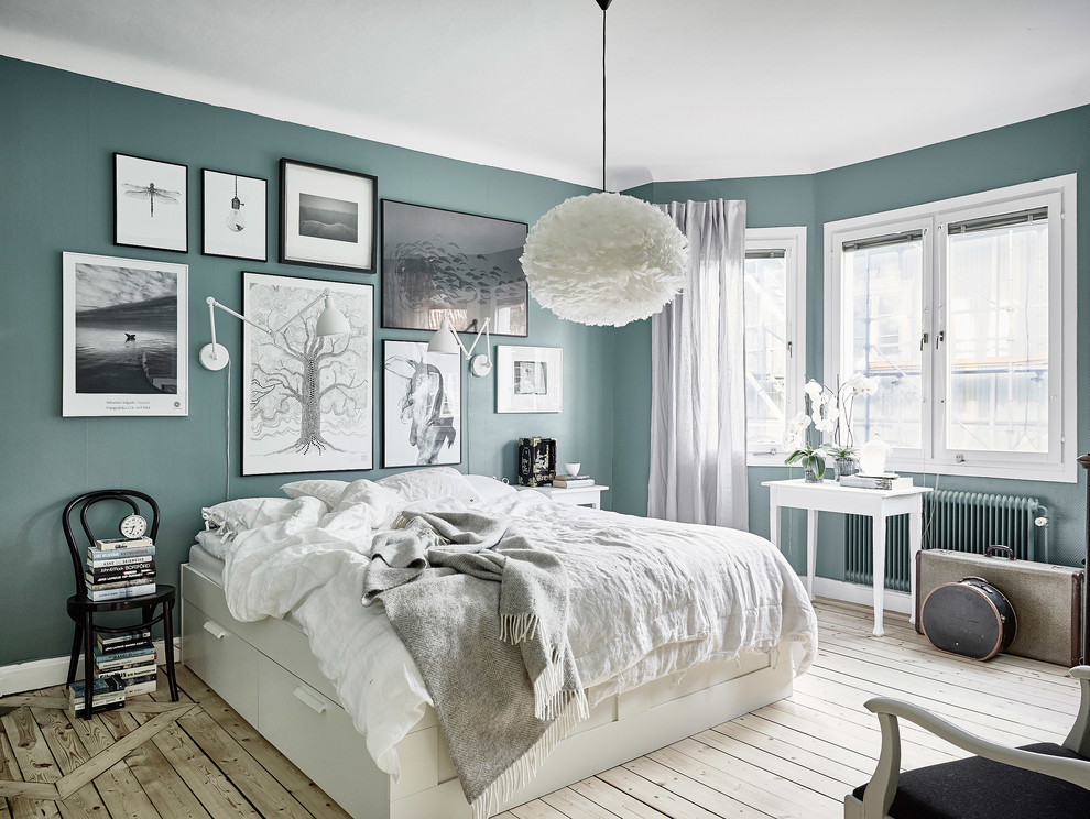Idee per una grande camera matrimoniale scandinava con pareti blu, parquet chiaro e nessun camino