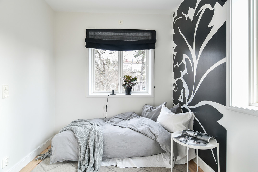 Foto de habitación de invitados nórdica sin chimenea con paredes multicolor y suelo de madera clara