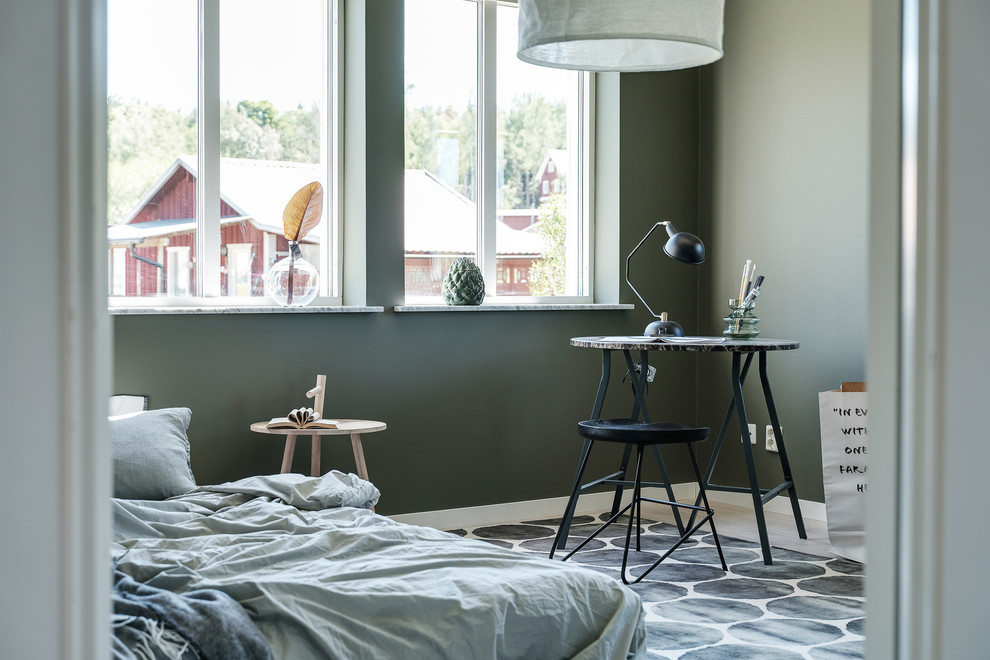 Idéer för att renovera ett litet skandinaviskt sovrum, med gröna väggar